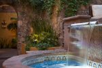 Fountain/Hot tub features